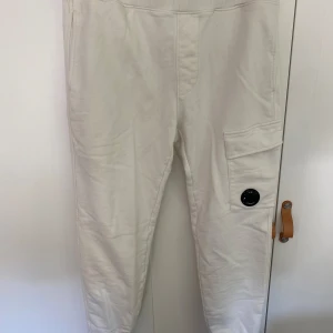  C.P Company mjukisbyxor - Sköna C.P company byxor köpta på Sweet&tender i Helsingborg så de är äkta. Knappt använda och är lite slim i passformen.