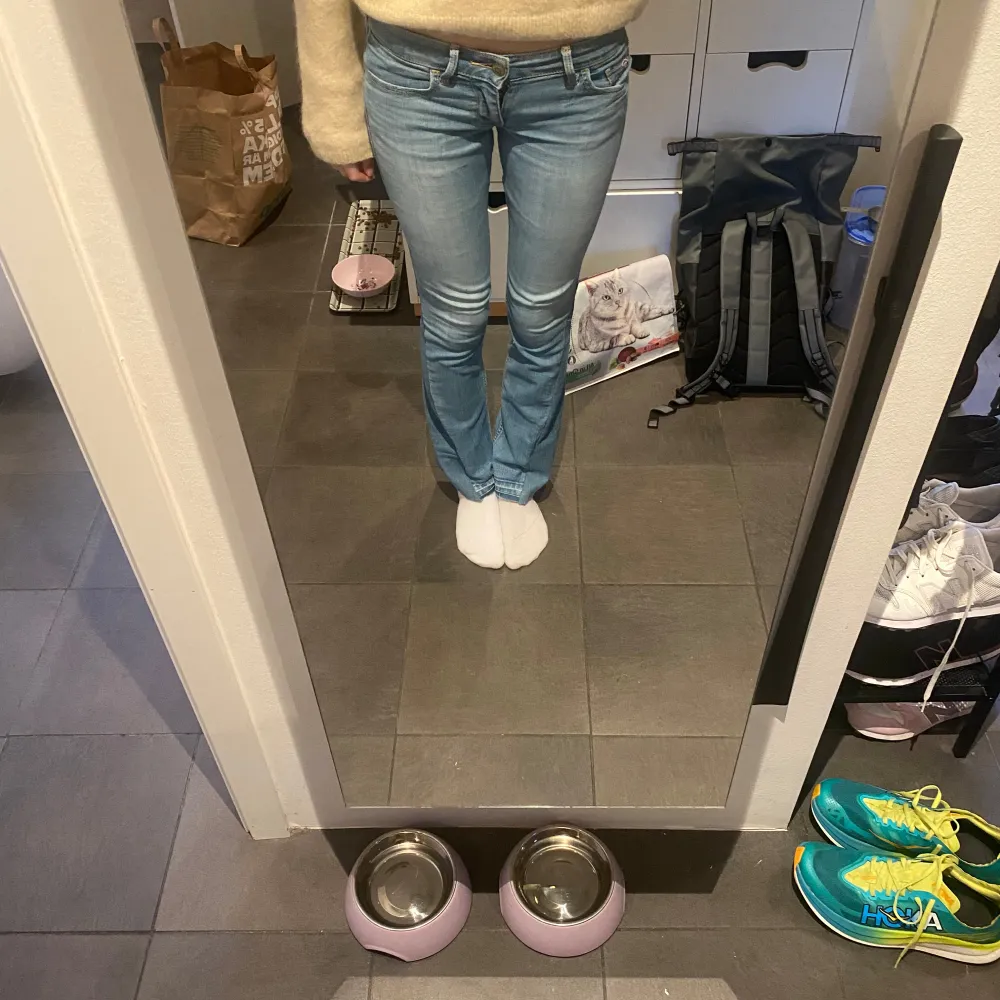 Omsydda från skinnyjeans, uppsprättade längst ner. Det står tyvärr ingen storlek på dem men skulle säga xxs/xs. Säljer då  dem e lite korta på mig💗. Jeans & Byxor.