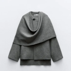 Grå kappa med inbyggd sjal - Säljer denna gråa zara kappa med inbyggd sjal! knappt använd och e som ny! Kommer tyvärr inte till användning 🤍