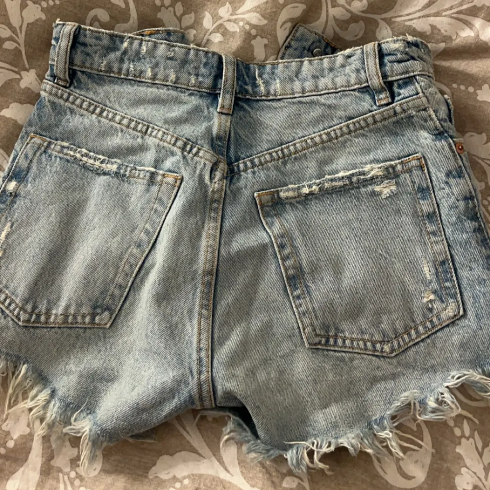 As snygga jeans shorts från Zara som tyvärr är för små för mig. Shorts.