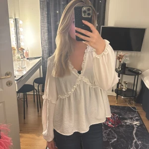 Blus från Aware - Jätte fin vit blus från Aware som aldrig används, däremot sitter inte lappen på kvar. 