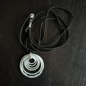 Halsband - Stort halsband med lädersnören och berlock