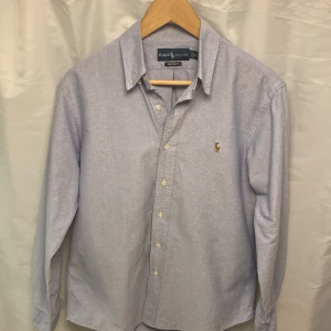 Ralph lauren skjorta - Ljusblå polo Ralph lauren skjorta i bra skick