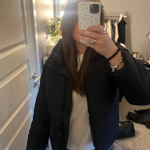 Svart jacka - Svart jacka från Monki storlek xxs, men skulle säga att den passar en s/m