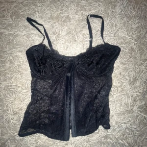 Korsett topp - Jättefin svart spets korsettopp som tyvär är lite för liten på mig! Passar bra att ha under croppade t-shirts eller liknande🤍pris kan diskuteras!😽