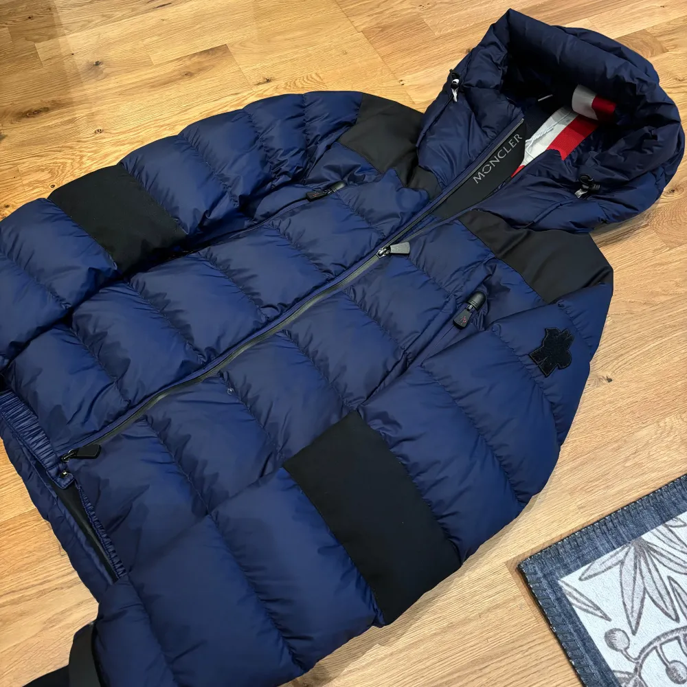 Tjenare, Säljer min otroligt shcyssta Moncler jacka som är väldigt sällsynt!  Modellen heter Grenoble och säljs emellan 15-30k.  Strolek 3 alltså Medium ungefär.  Jag köpte jackan år 2023 men användes enbart några tillfällen.   Precis kemtvättad!. Jackor.