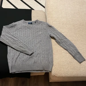 Gant tröja  - L Gant tröja i fint skick , köptes föra året !!  Men det passar inte mig längre köptes för 1200kr !!!!