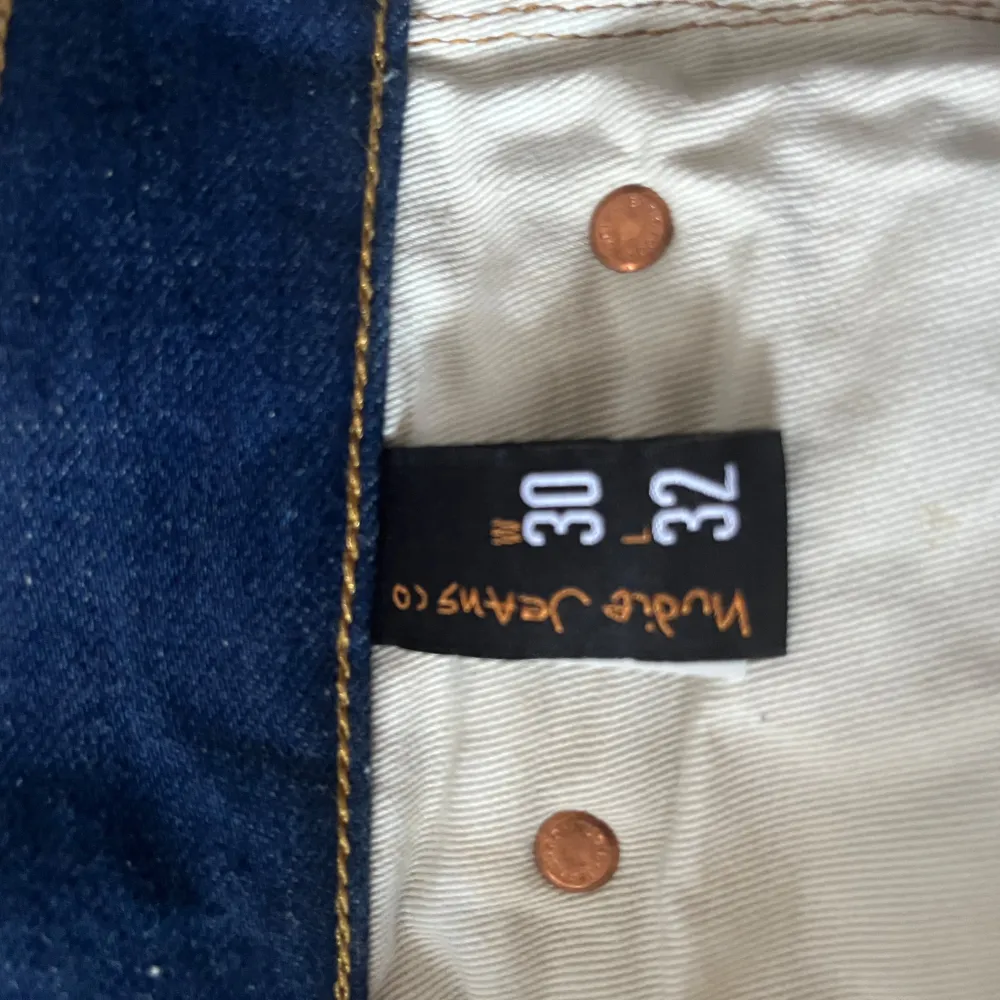 Säljer dessa sjukt snygga nudie jeans som aldrig varit använda eftersom jag beställde fel storlek och det gick inte att retunera om du ska köpa lika dana nya så är ordinarie pris 1299 Storlek- W30 L32 . Jeans & Byxor.