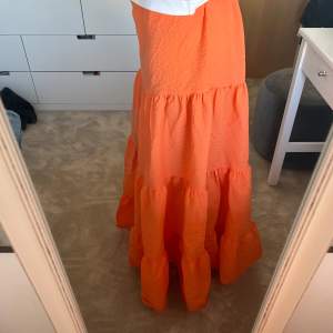 Supercool neon orange långkjol från HM🧡Jag är 169cm och den är perfekt längd. I och med resonen i midjan passar de även den som har större storlek!  