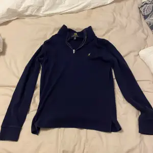 Hallå! Säljer min half zip då den är för liten för mig.  Den är i topp skick och har inga som helst hål eller liknande.  Nypris: 1200kr  Hör av dig för frågor!