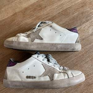 Säljer mina Golden Goose då jag inte tyckte de passade min stil. Storlek 37/38 passar båda lika bra.