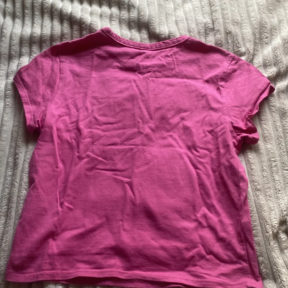 Säljer en jättefin rosa tröja❤️  Har inte använts många gånger. Pris kan diskuteras, hör av er om ni är intresserade💕. T-shirts.