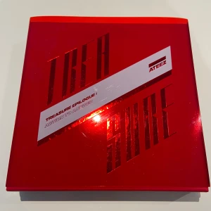 ATEEZ TREASURE EPILOGUE: ACTION TO ANSWER KPOP ALBUM - Ateez kpop album treasure epilogue: Action to Answer. Super söt och liten album med massor av bilder som man kan hänga upp. Helt nya klistermärken. Photocard på Mingi och en fungerande Cd! 