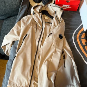 Cp company regn/vind jacka - Beige regn/vind jacka skit fint skick sällan använd är bara sugen på något nytt går att bytas mot liknande 