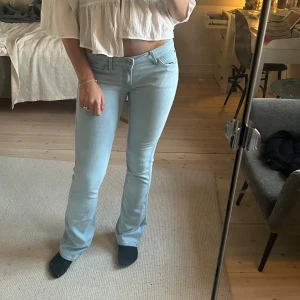 Wrangler jeans - Så snygga Lågmidjade bootcut jeans från Wrangler.  Midjemått: 39cm Innerbenslängd: 83cm