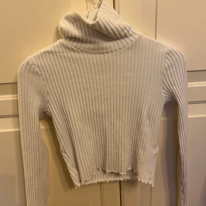 Polo tröja  - Super skön polo tröja från Gina tricot. Använt några få antal gånger men bra kvalitet på den💕