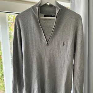 Grå tröja från Ralph Lauren - Säljer en stilren grå tröja från Ralph Lauren. Absolut inga defekter och är i ett perfekt skick. Perfekt nu till hösten! 🍂🧡