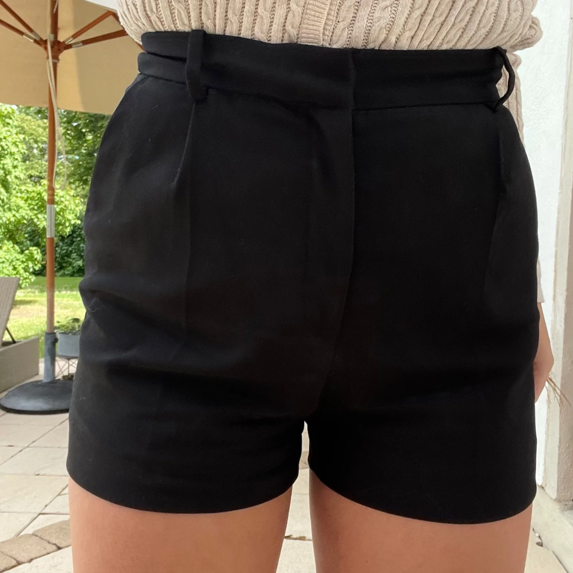 Svarta högmidjade shorts