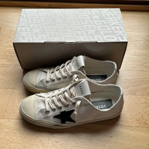 Golden Goose - Säljer mina helt nya exklusiva golden goose vstar2 köpta för bara nån månad sen från deras hemsida. Använda en gång. Nypris 6700kr. Kvitto finns. Allt ingår