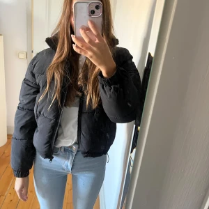 Dunjacka - En dunjacka från Gina Young som är köpt för några år sedan men helt oanvänd. Stl 146-152 passar mig med XS/XXS🤍