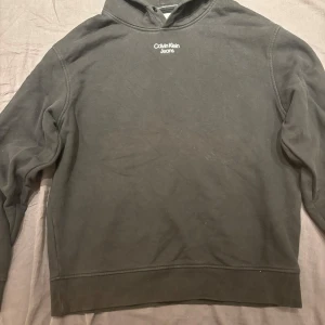 Calvin klein hoodie - säljer en calvin klein tröja som it kommer till använding