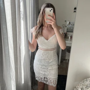 Klänning - Super fin klänning som passar perfekt till studenten eller andra tillfällen🥂💗 Den är från Love Triangle i storlek xs. Använt flertalet gånger därav pris💗