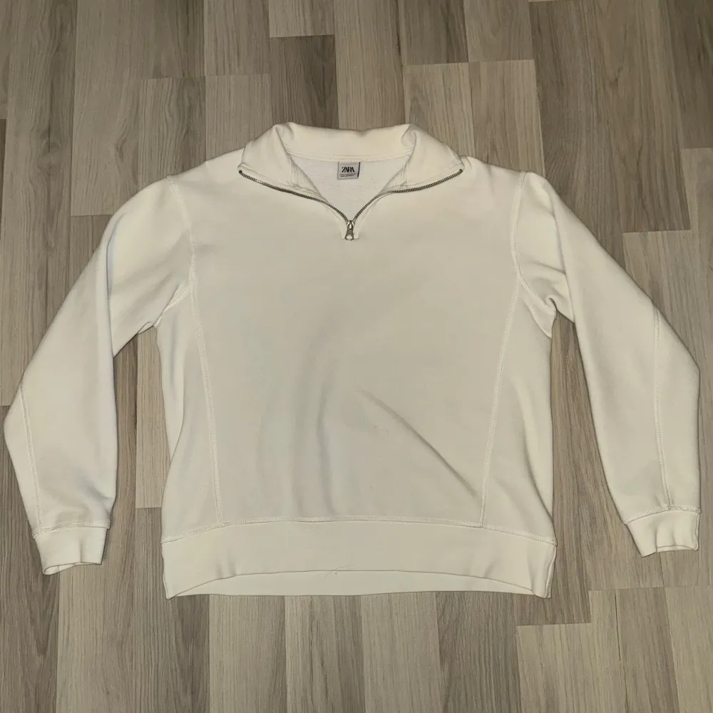 Vit zara Halfzip i bra skick knappt använd säljer den för den passa inte mig. Hoodies.