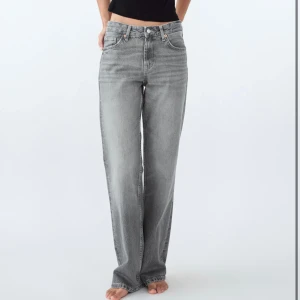 Gråa Zara jeans  - Raka vida jeans från zara. Medelhög midja. Aldrig använda enbart testat!! Skriv gärna privat om ni har frågor eller vill ha fler bilder!💕