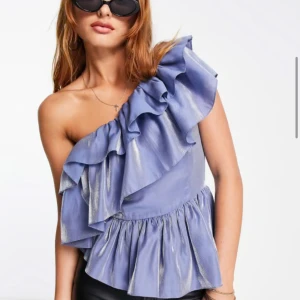 Asos topp - Säljer denna HELT oanvända tröja för att jag inte får användning för den🥰 pris kan diskuteras och tror ej den säljs längre!