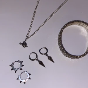 Silver smycken  - Sliver smycken säljer det för jag själv är en guldtjej. Det är köpt hos en instagramföretagare! rostfrit! 