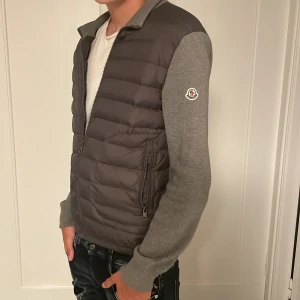 Moncler jacka - Säljer denna feta moncler cardiganen som år perfekt nu till hösten och är nästantill ny skick (8/10). Pris kan diskuteras. Tar emot byten
