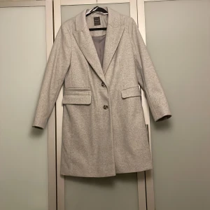 Långkappa  - Snygg, klassisk, långkappa. ALDRIG använd. Köpt på primark i Tyskland 🩷