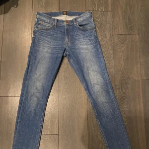 Lee Jeans - Säljer dessa blåa slimade Lee Jeans till ett mycket bra pris. Skicket är som nytt och det är bara och höra av er vid frågor!