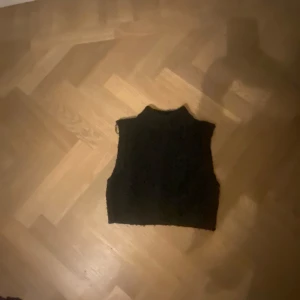 Svart stickad väst/ slipover - Svart stickad väst från Gina Tricot 