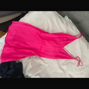 Rosa klänning  - Jättwfin rosa klänning från hm. Den är i jättebra och fint skick och aldrig använd. Hör av er om det är något ni undrar ❤️