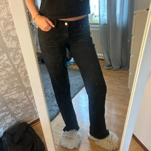 Zara raka jeans trf med låg midja - Super snygga och populära jeans från zara.☺️ Straight jeans. Helt nya och aldrig använda💕 nypris 400kr