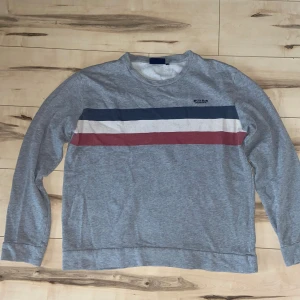 Morris sweatshirt  - Säljer nu denna feta Morris sweatshirt  Storlek M Väldigt bra skick