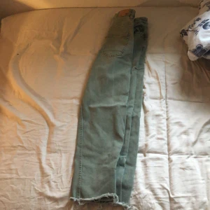 jättefina lager jeans - säljer dehär jätte fina gröna lager jeansen, säljer för att de inte riktigt är min stil, priset kan diskuteras🤍