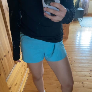 Gymshark shorts - Aldrig använda blåa gymshark shorts. Har aldrig använt då jag gillar när shorts sitter tightare. Men dem är jättesköna och perfekt längd. Perfekt för att springa i eller gymma i.