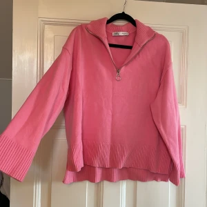 Rosa Stickad tröja zara  - Fin rosa stickad tröja från zara. Använd ett fåtal gånger men säljer då jag har för många stickade tröjor redan. Storlek M