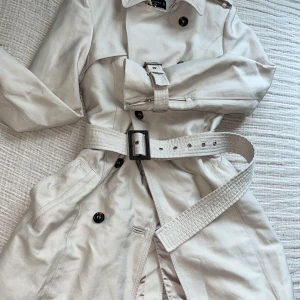 Zara kappa - Hej! Säljer min kappa från zara använd 3-5 gånger. Nypris 800, mitt pris 350 kr. 