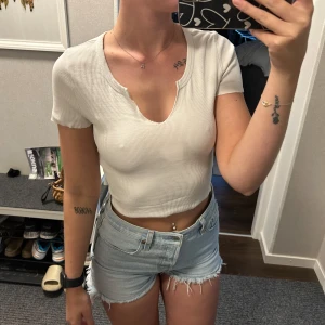 Tshirt  - En vit tshirt med en v-ringning vid bröstet, jätte skön i materialet, köpt på vinted