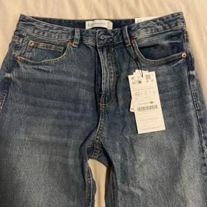 Stradivarius petite - Vintagetvättade jeans med raka ben. Helt oanvända med lapp kvar. Ord pris 429. Strl 42 men borde passa 40