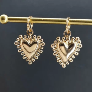 Handgjorda örhängen - Handgjorda örhängen●Följ :@ekjewelryofficial🤲 ● 💎●Örhängeskrokar -rostfritt stål. Hjärtat-metal. Nickel fri. Längd -4cm. 