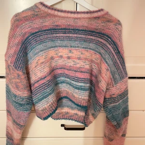Stickad tröja från nelly - Super fin stickad tröja från nelly i olika färger  Perfekt till hösten  Har använts ett par gånger men fortfarande bra skick 250kr inkl frakt
