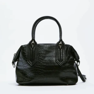 Svart handväska  - Säljer denna svarta populära väskan från Zara. Mycket bra skick. Långt band tillkommer också. Köp via ”köp nu” knappen.