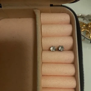 Silver örhängen med vit sten - Säljer då jag nyligen bytte till guld Bra kvalite. Skriv för fler frågor💕