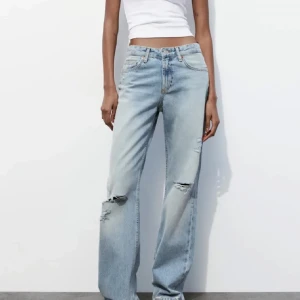 Jeans - Säljer dessa slutsålda jeansen från Zara då det inte är min stil riktigt. Bra skick endast använda vid enstaka tillfällen💕