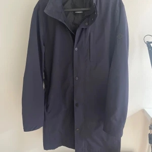 J.Lindeberg Kapp - En väldigt fin jacka, i princip oanvänd. Väldigt fint skick!