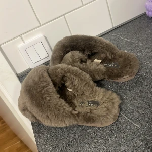 Tofflor  - Gosiga och varma tofflor, knappt använda. Mycket bara skick, köparen står för frakt. 